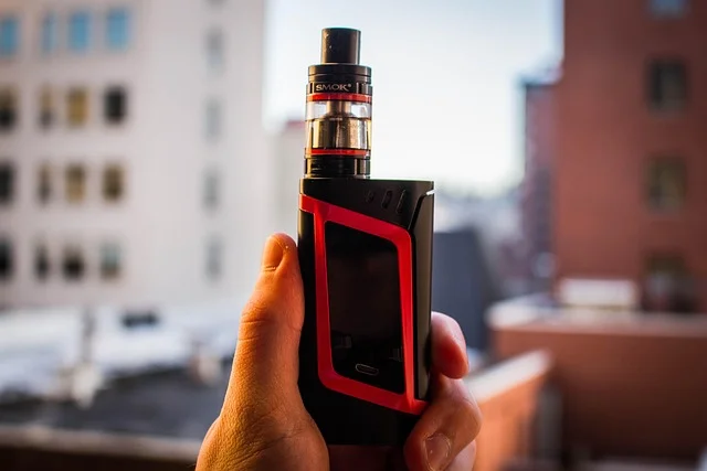 Comparison chart showing the longevity of 25000 puff strawberry vapes versus standard 600 puff devices